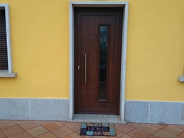 Puerta en Nogal con vidrio vertical,