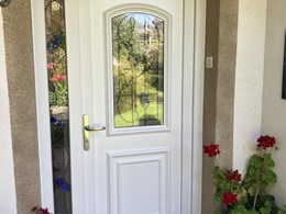 Puerta en PVC  Blanco, con vidrios emplomados.