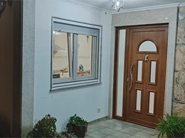 PUERTA EN ROBLE DORADO + VENTANAS EN  BLANCO.