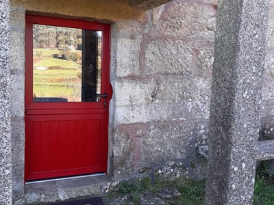 Puerta partida PVC rojo