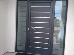 Puerta PVC Gris Forja con dos fijos laterales