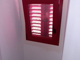 Ventana oscilibatiente rojo