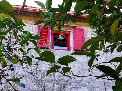 Ventana y Mallorquina en PVC rojo