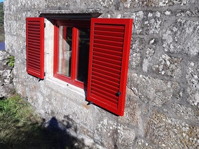 Ventana y Mallorquina en PVC rojo